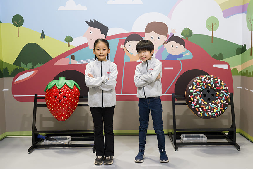 取り付けたタイヤの前でポーズをとる子供たち