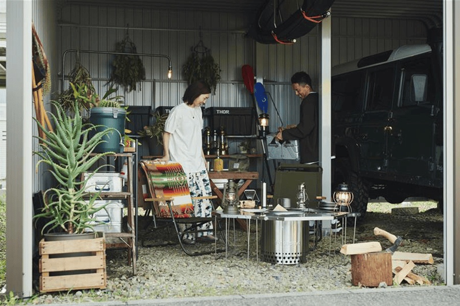 キャンプする人々